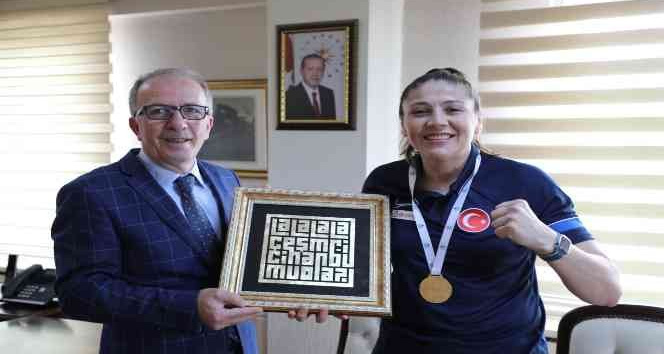 BARÜ mezunu Dünya Şampiyonu Şennur Demir, Rektör Uzun’u ziyaret etti
