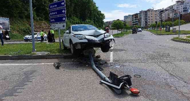 Samsun’da trafik lambasına çarpan otomobil hurdaya döndü