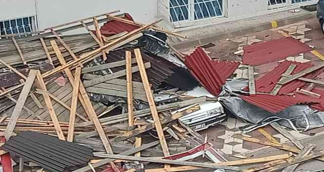 Ankara’da fırtınada uçan çatı araçların üzerine düştü
