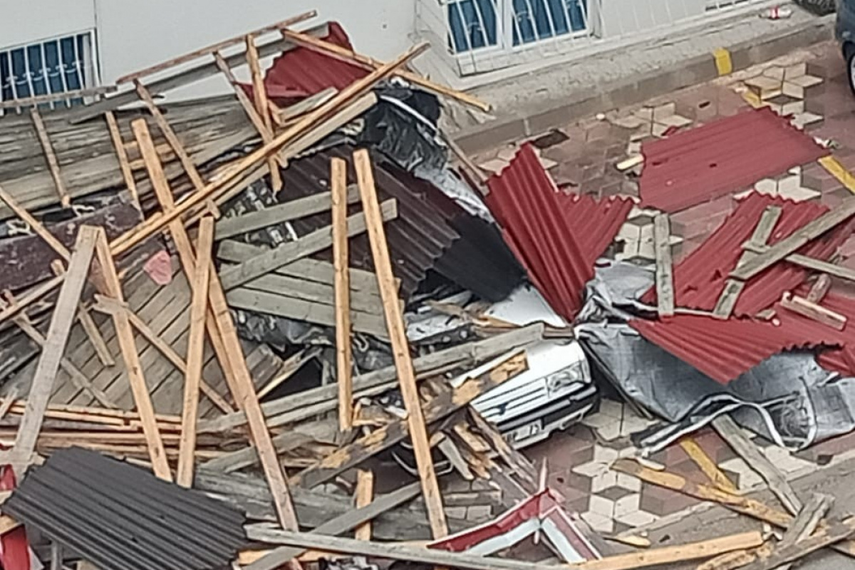Ankara'da fırtınada uçan çatı araçların üzerine düştü