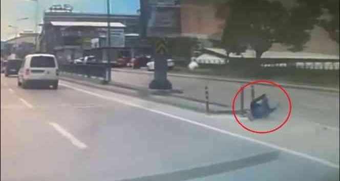 Bursa’da görülmemiş kaza..Motosiklet sürücüsünün ölümden döndüğü anlar kamerada
