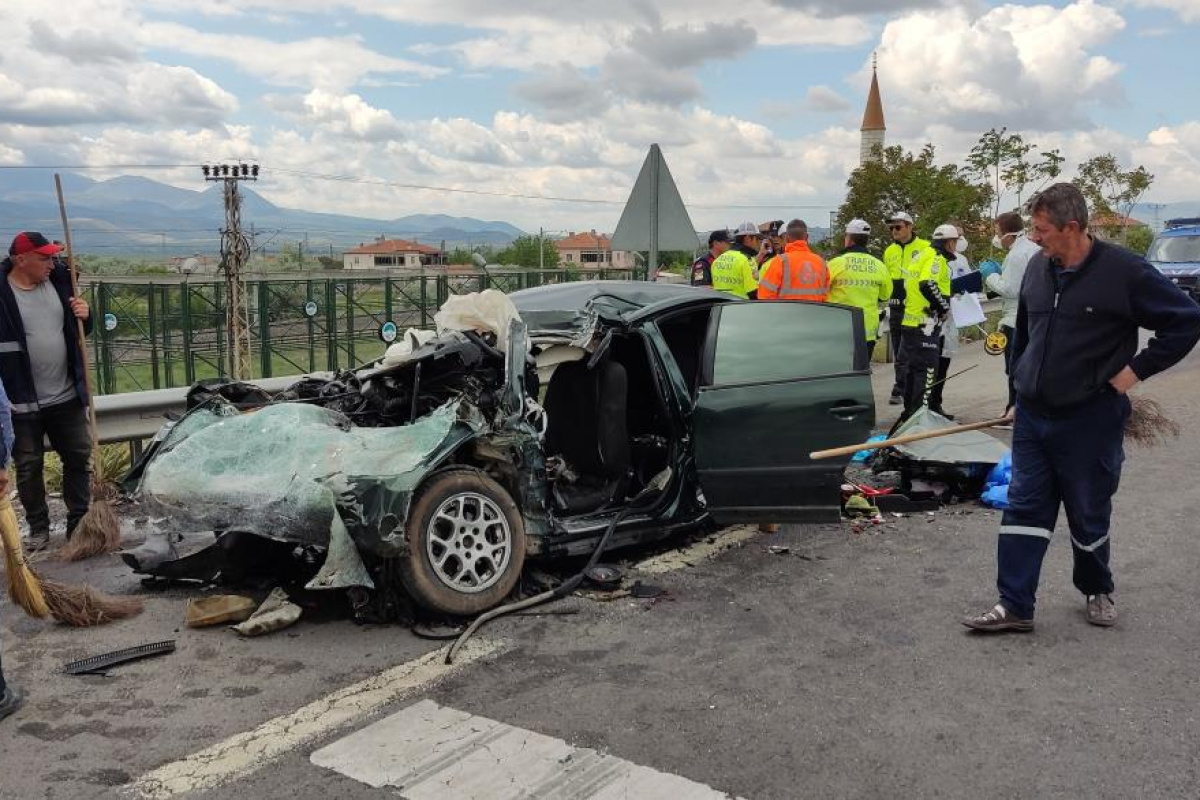 Kayseri&#039;de trafik kazası: 3 ölü, 2 ağır yaralı