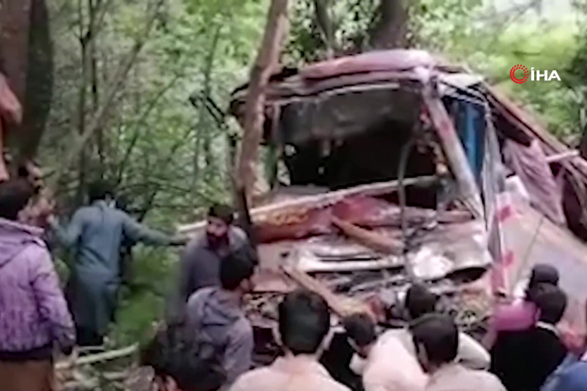 Pakistan'da otobüs kazası: 8 ölü, 20 yaralı