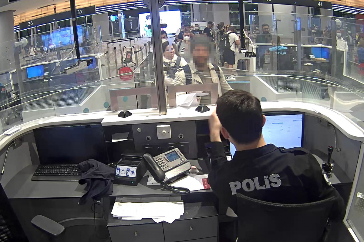 FETÖ'den aranan şüpheli, sahte pasaportla Türkiye'ye girmek isterken yakalandı