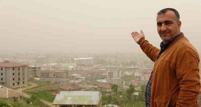 Yüksekova’da toz bulutu nedeniyle göz gözü görmüyor