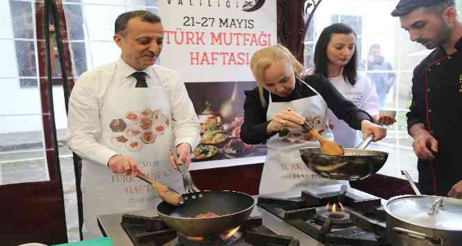 Vali Taşbilek önlük giyerek mutfağa girdi, Hünkar Beğendi yaptı