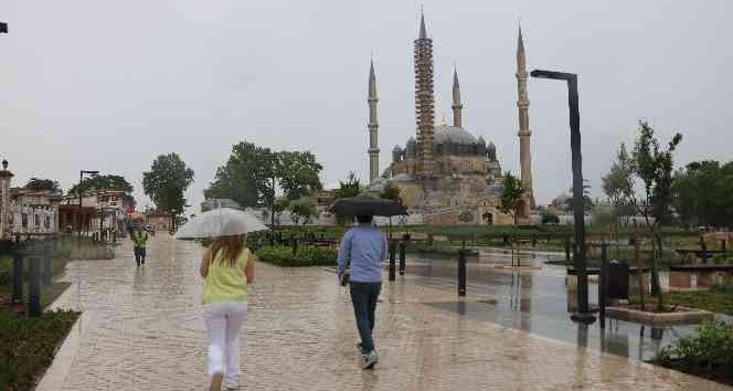 Edirne’de kısa süreli yağış vatandaşları hazırlıksız yakaladı