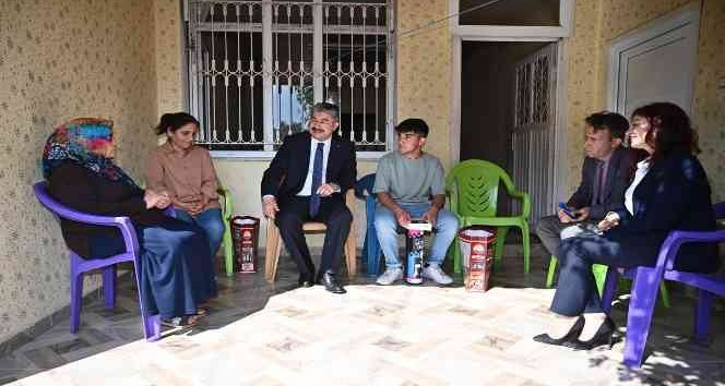 Vali Yılmaz, konuk olduğu ailelerin sorun ve taleplerini dinliyor