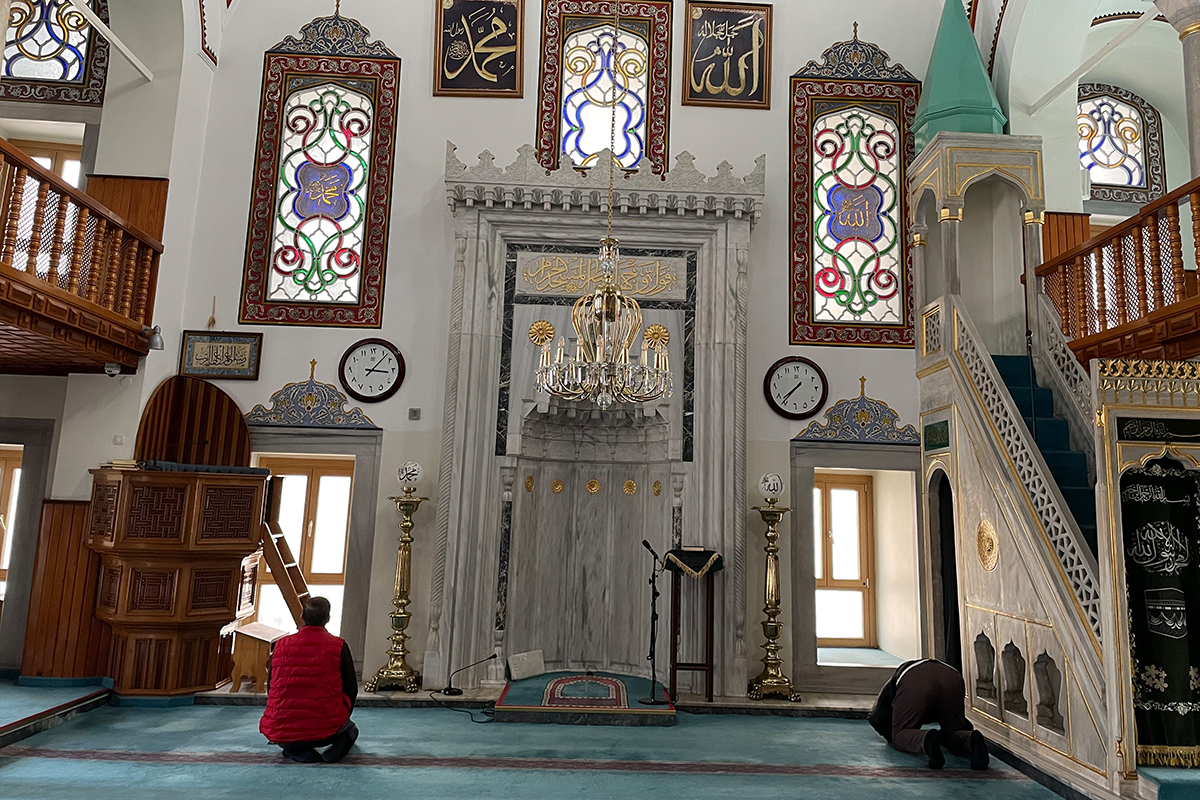 Kabe ölçülerine göre yapılan cami dikkat çekiyor