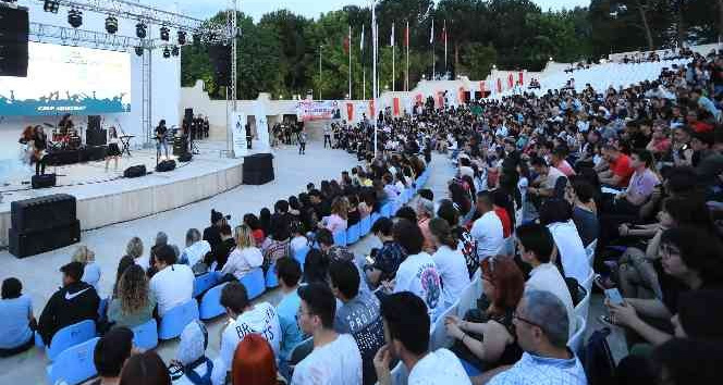 Gençler müzik festivalinde coştu