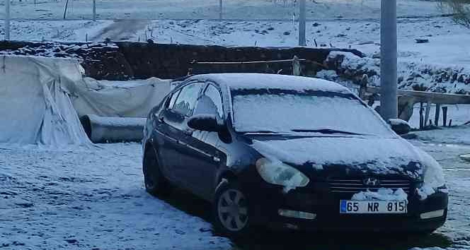 Adilcevaz’da mayıs ayında kar sürprizi