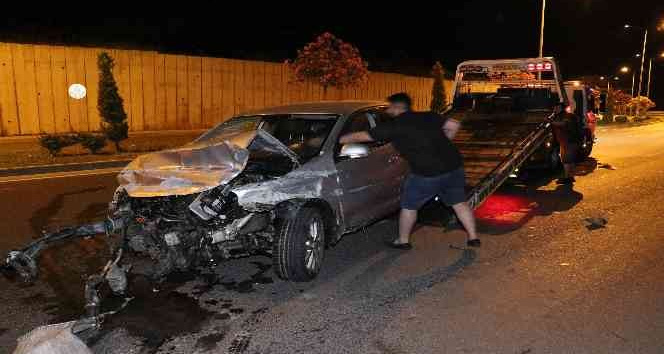 Önündeki araçta eşinin kaza yaptığını görünce kendisi de kaza yaptı: 2 yaralı