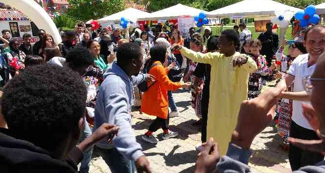 Afrikalı öğrenciler ‘Tokat sarması’ oynadı