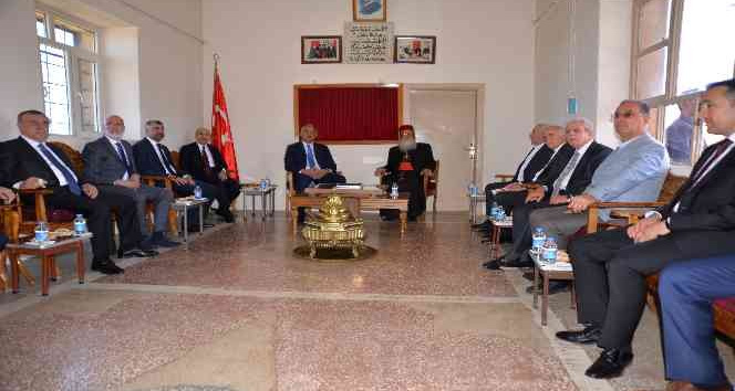 Kültür ve Turizm Bakanı Ersoy, Mardin’de zılgıtlarla karşılandı