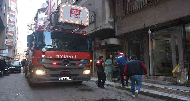Havalandırma boşluğuna atılan sigara izmaritleri yangına neden oldu