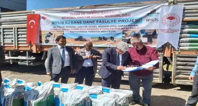Güroymak’taki çiftçilere fasulye tohumu dağıtımı