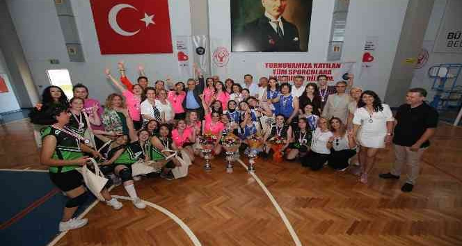 3 ilçenin şampiyonu Bayraklı oldu