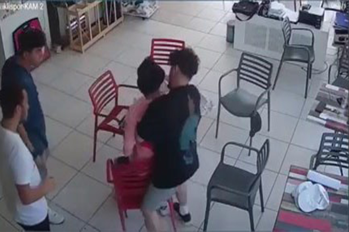 Boğazına biber kaçan genci arkadaşının heimlich manevrası hayata döndürdü