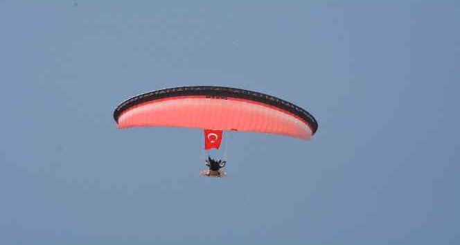 Bilecik’te düzenlenen Bilim Şenliği’nde insansız hava aracı ve paramotor gösterisi nefes kesti