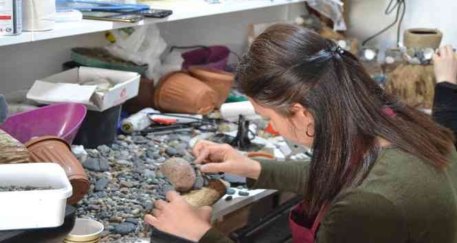 Deniz kenarından topladıkları atıklar, el emeği ürünlere dönüşüyor