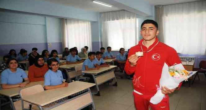 Wushu’da Avrupa şampiyonu olan Cizreli milli sporcu Baran Çelik, okulunda coşku ile karşılandı