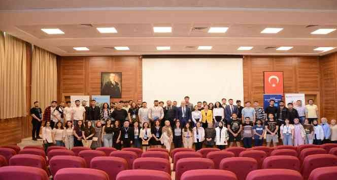 Öğrenciler ve mezunlar “8. Kariyer ve İstihdam Günleri”nde bir araya geldi