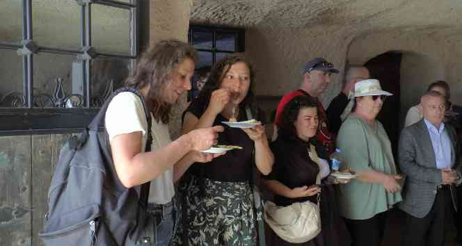 Kapadokya’da turistlere gözleme ikram edildi