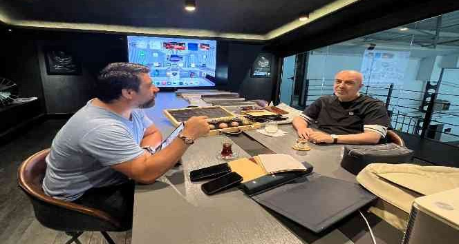 Ünlü çikolata ihracatçısı ile ünlü otomobil tasarımcısı bir araya geldi