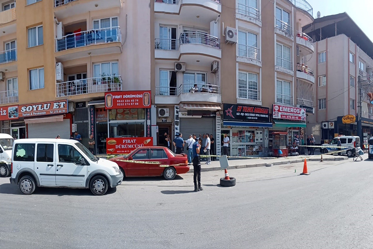 İzmir&#039;de iki grup arasında silahlı kavga: 3 yaralı