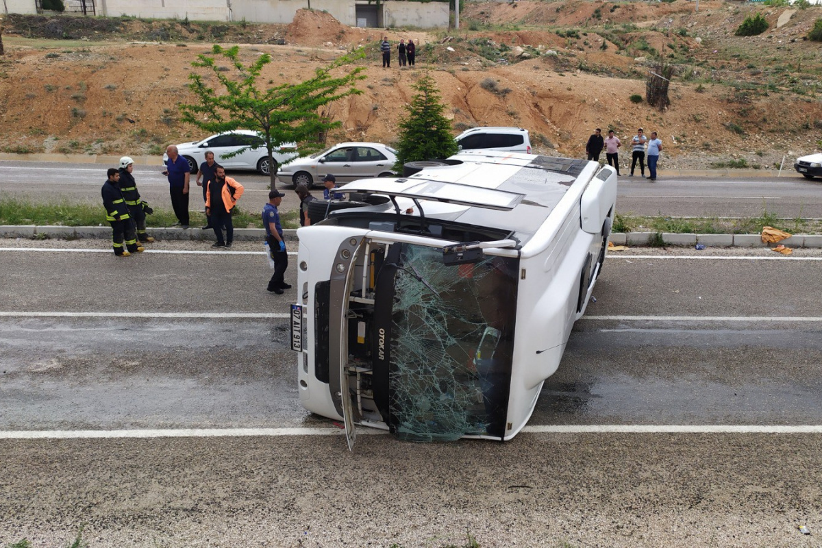 Antalya&#039;da Romanya uyruklu turistleri taşıyan midibüs devrildi: 22 yaralı