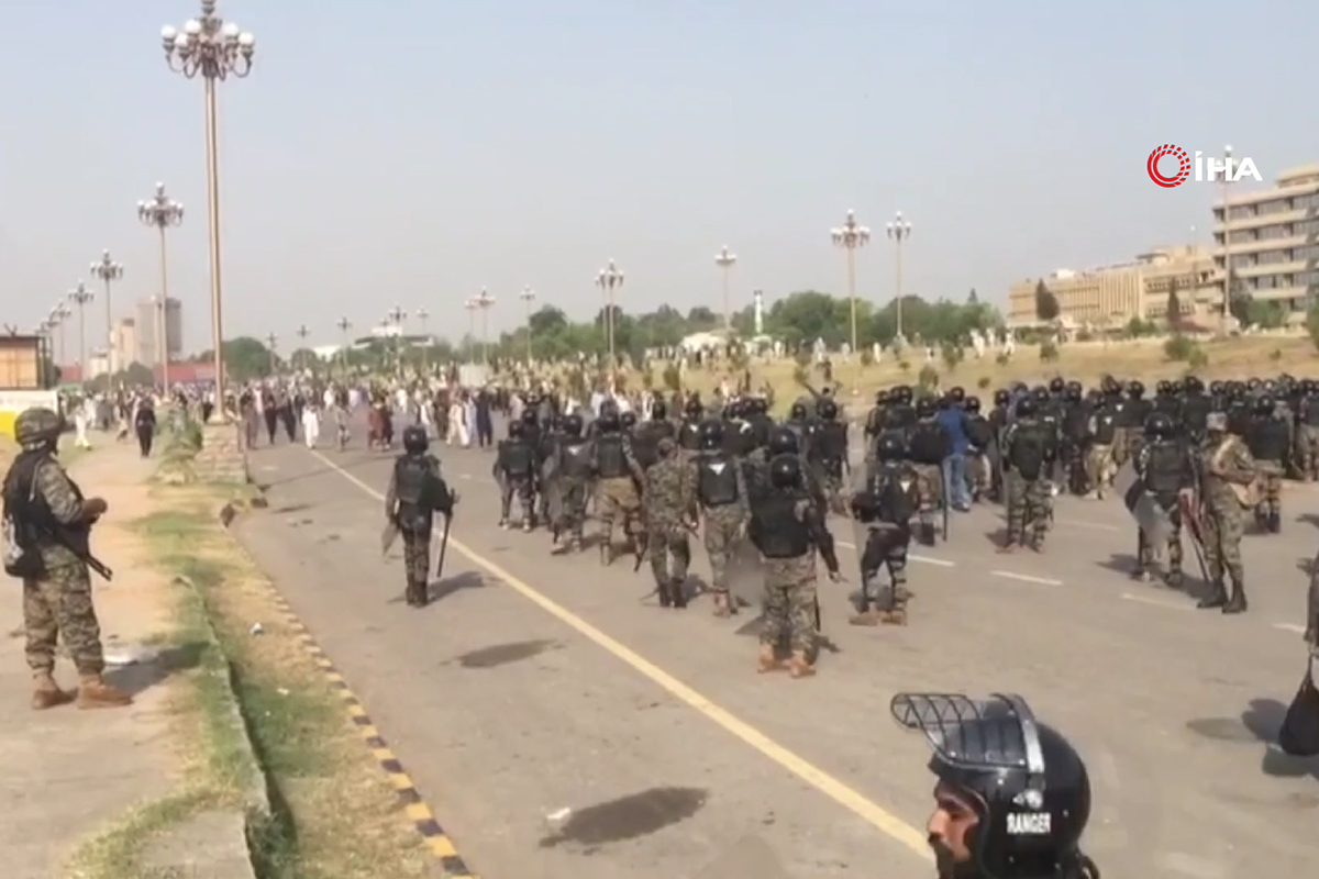 Pakistan'daki protestolarda 3 polis öldü, 91 polis yaralandı
