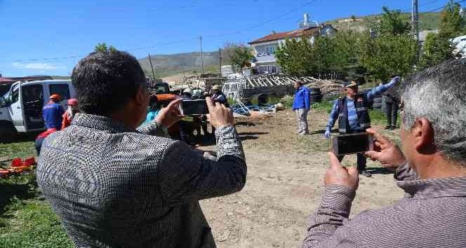 İlk defa tatbikata şahit oldular, her anını cep telefonuna kaydettiler