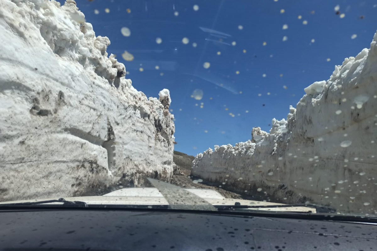 Bu kentte kış bitmiyor, 4 metreyi bulan karlı yollar dozerlerle açılıyor