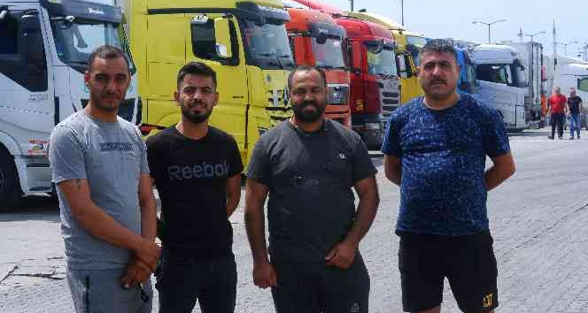 Sebze ve meyve taşıyan tırlar günlerdir Kapıkule’de bekliyor