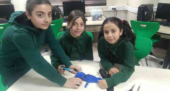 Ortaokulu öğrencileri engelli bireyler için robot el yaptı