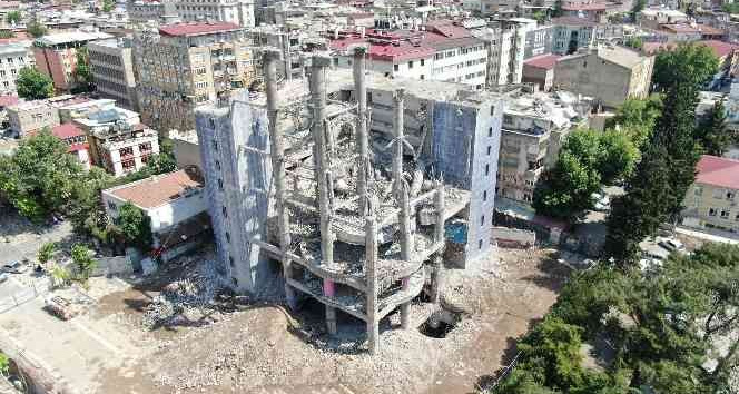 Dünyanın en saçma binasının dev sütunları yıkıldı