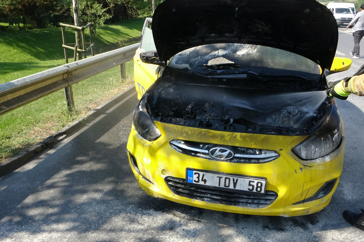 Kartal’da motorundan dumanlar yükselen ticari taksi yandı
