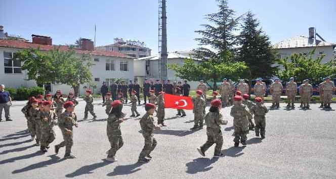 Minik öğrencilerden jandarmaya moral