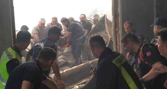 Yanan fabrikadaki çökmede 1 itfaiyeci enkaz altında kaldı
