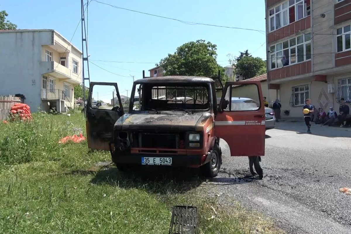 Arnavutköy'de seyir halindeki kamyonet alev alev yandı
