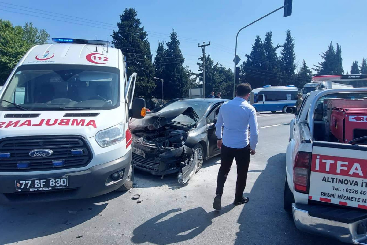 Yalova'da hasta taşıyan ambulans ile otomobil çarpıştı