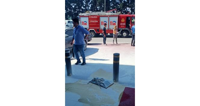 Satın aldığı televizyonu tamir edilmeyince mağaza önünde yaktı