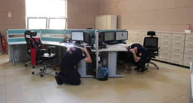 Acil durum merkezinde deprem tatbikatı