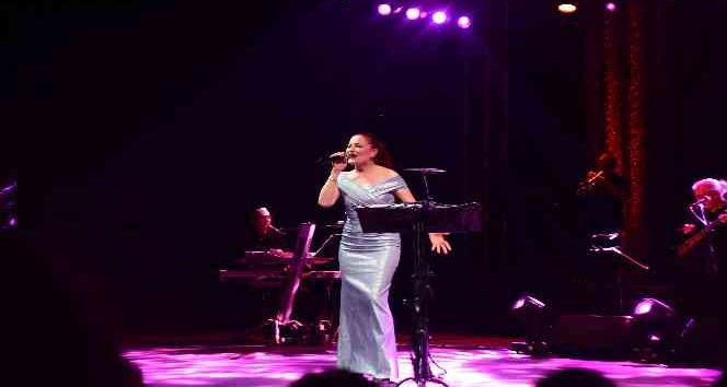 Candan Erçetin’den Bursalılara muhteşem bir gece