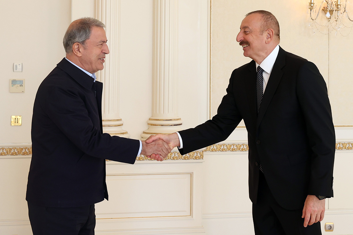 Bakan Akar ve beraberindeki TSK komuta kademesi, Aliyev ile görüştü
