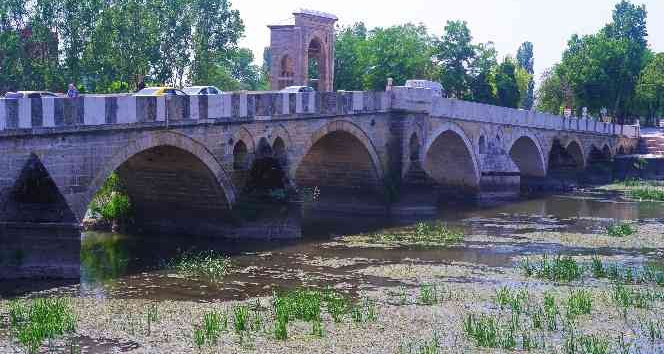 Sıcaklığın vurduğu Edirne’deki nehir dibi gördü