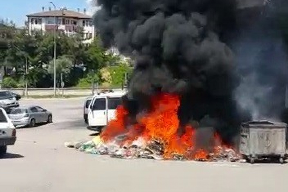 Sanayideki çöpler alev aldı, araçlar yanmaktan son anda kurtuldu