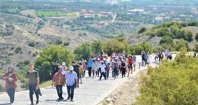 Burdurlu doğa severler antik kente yürüyüp mesire alanında stres attı