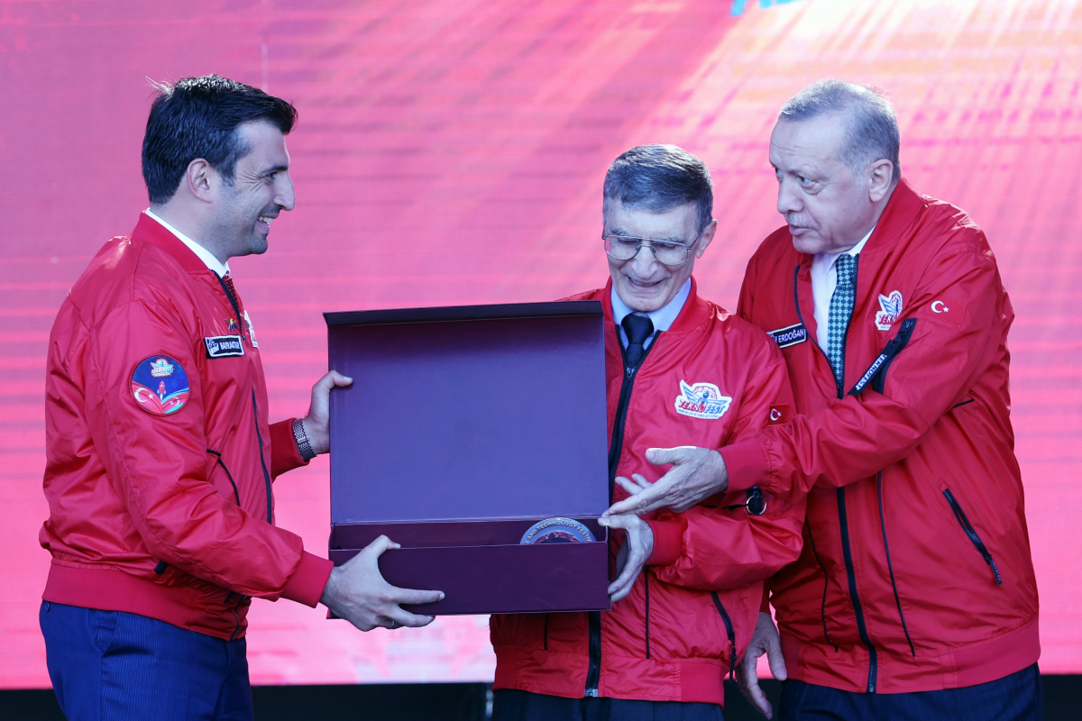 Cumhurbaşkanı Erdoğan ve Aliyev, TEKNOFEST'te kazanan takımlara ödüllerini verdi