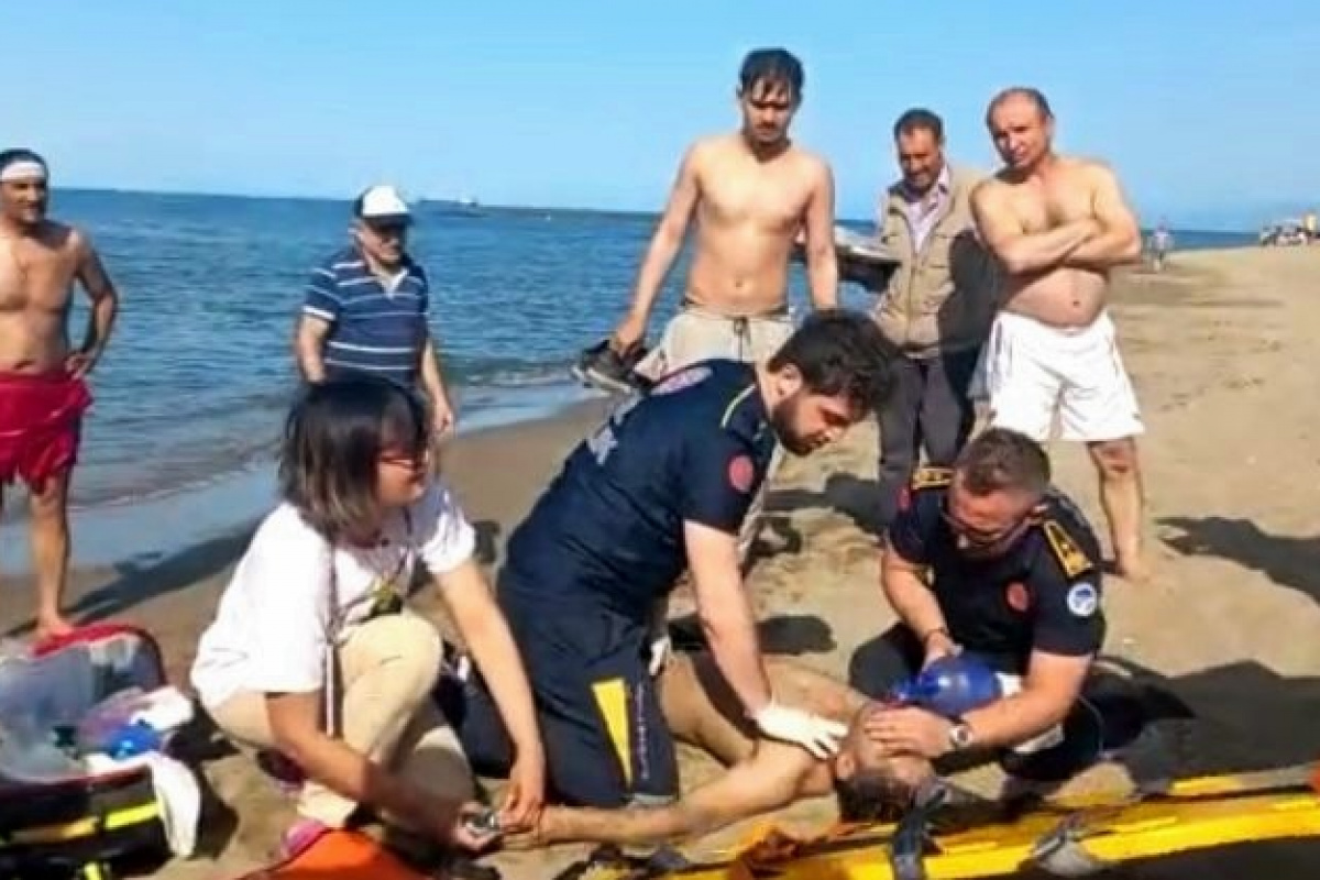 Sakarya'da 3 kişi denizde boğulma tehlikesi geçirdi